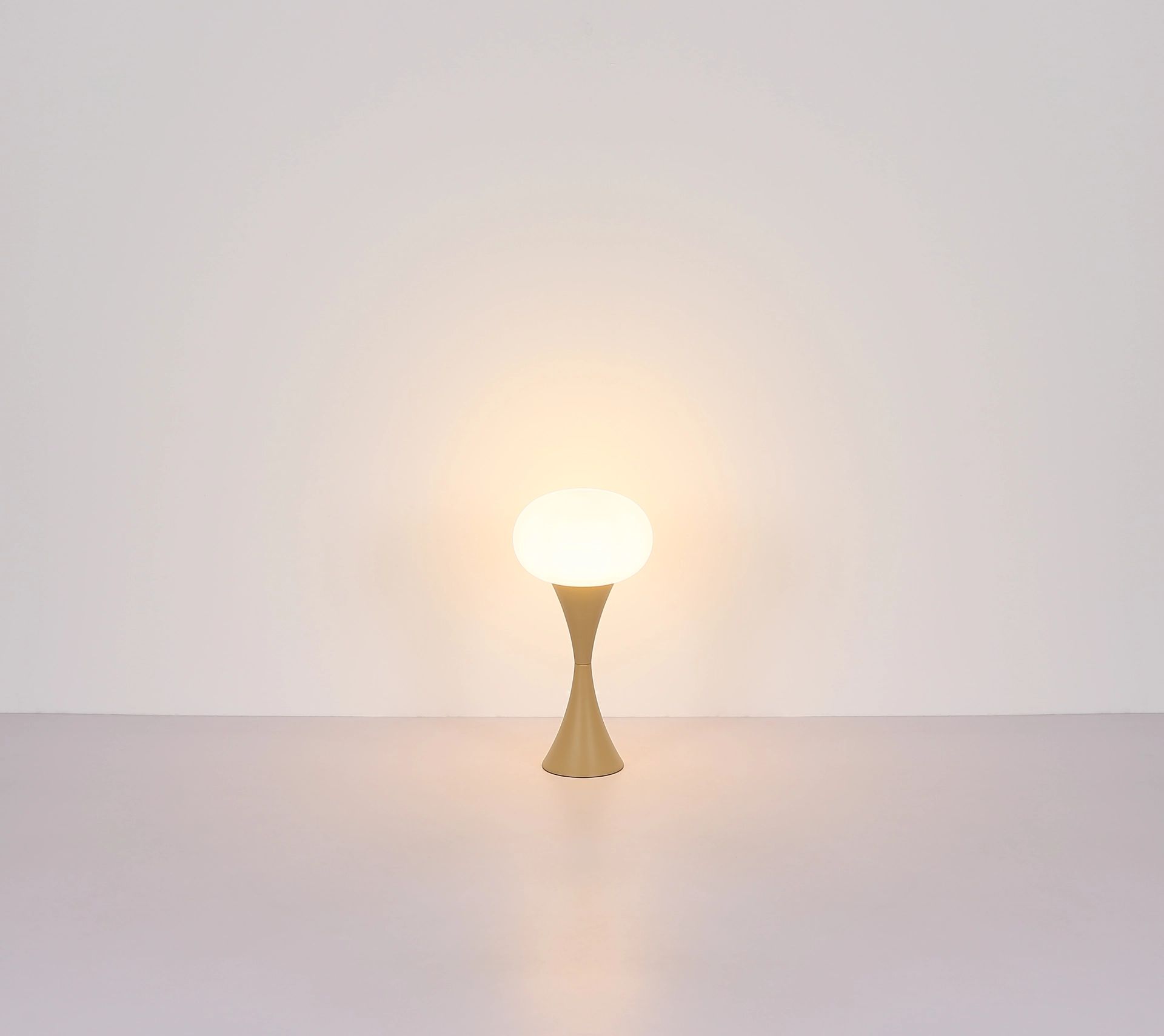 sandkleurige-tafellamp-met-opaal-glazen-kap-lula-variant-image5