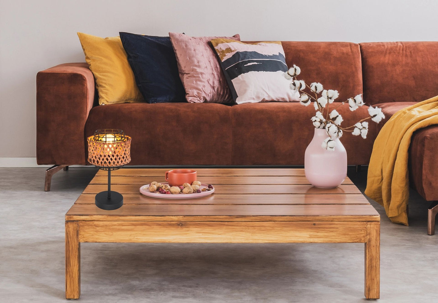 stijlvolle-zwarte-tafel-lamp-met-bamboe-details-gina-variant-image4