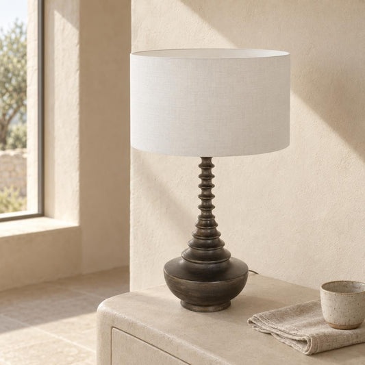 Klasična crno-bijela stolna lampa Steinhauer Bois – ambijentalna fotografija