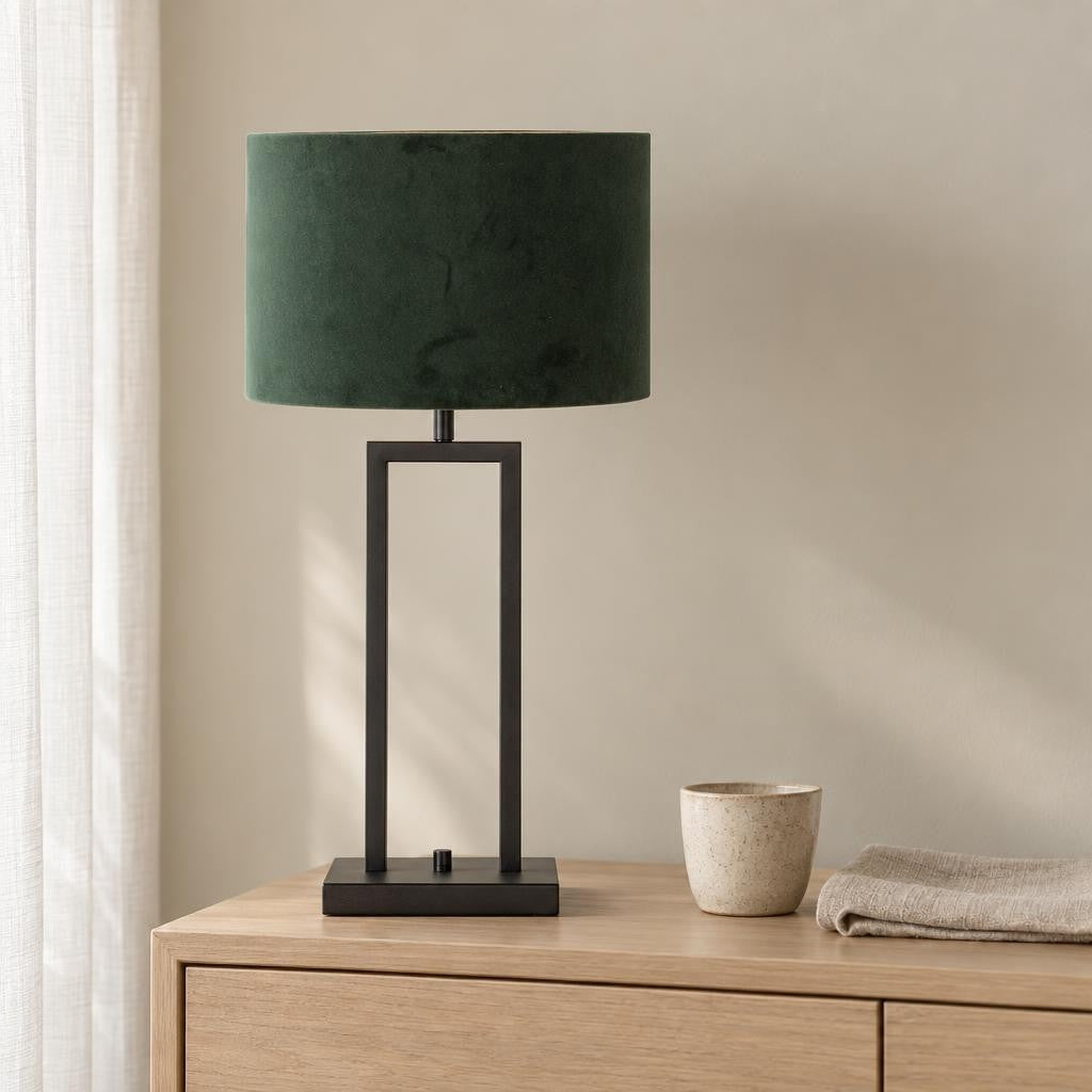 groene-tafellamp-met-zwarte-voet-steinhauer-stang-ai-sfeer_image