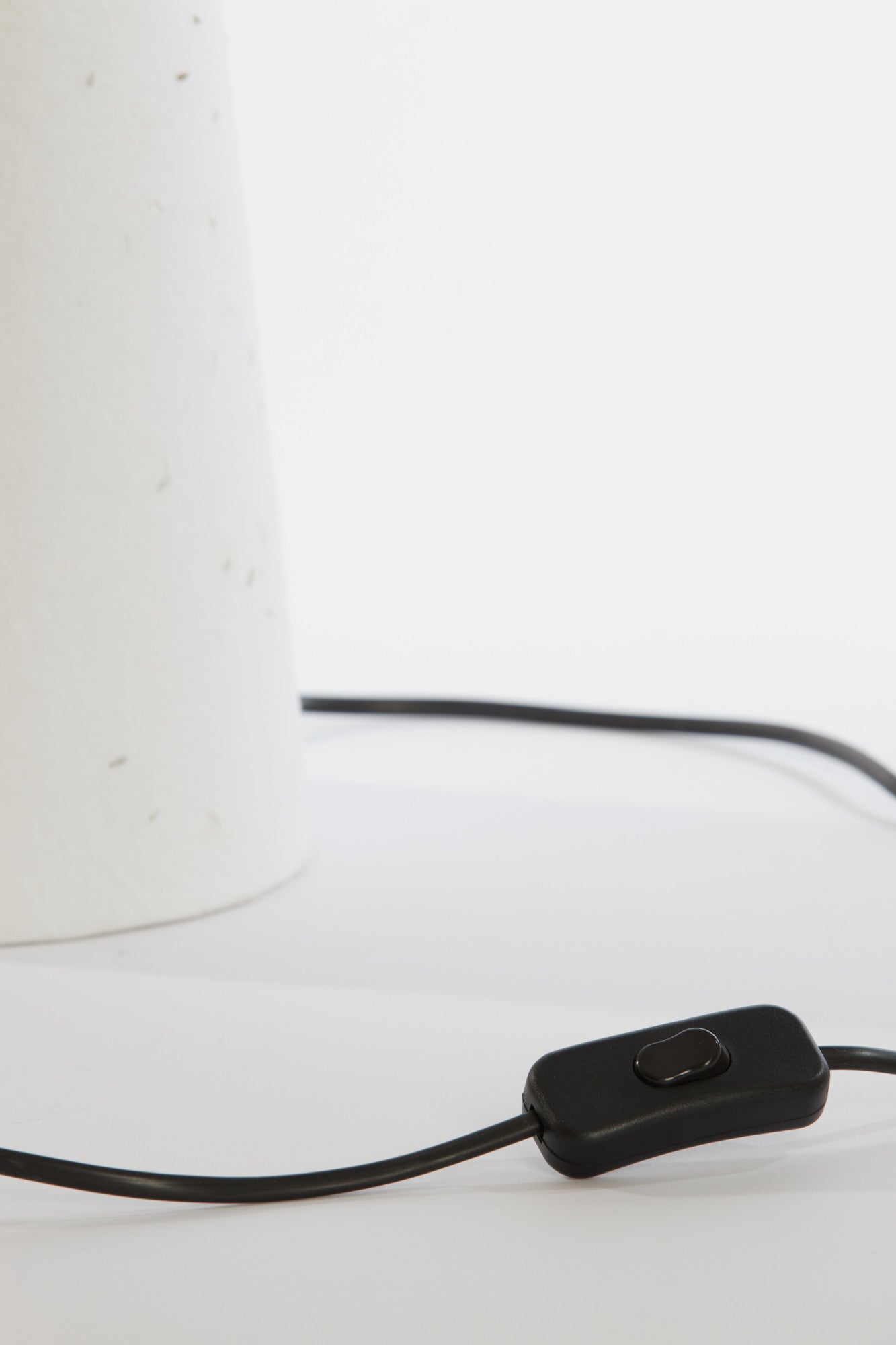 moderne-witte-kokervormige-tafellamp-light-living-raeni-variant-image6