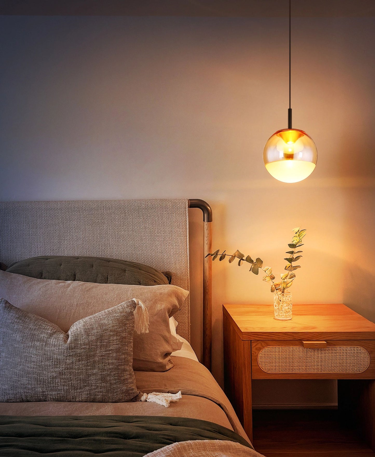 elegante-hanglamp-met-glazen-bol-en-zwart-frame-severin-variant-image6