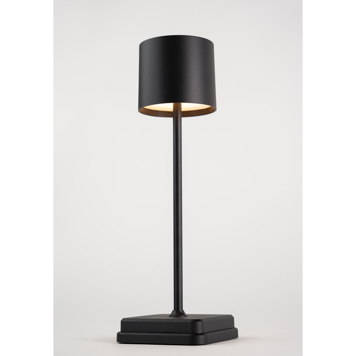 moderne-metalen-tafellamp-met-stijlvolle-kap-lenn-main-image
