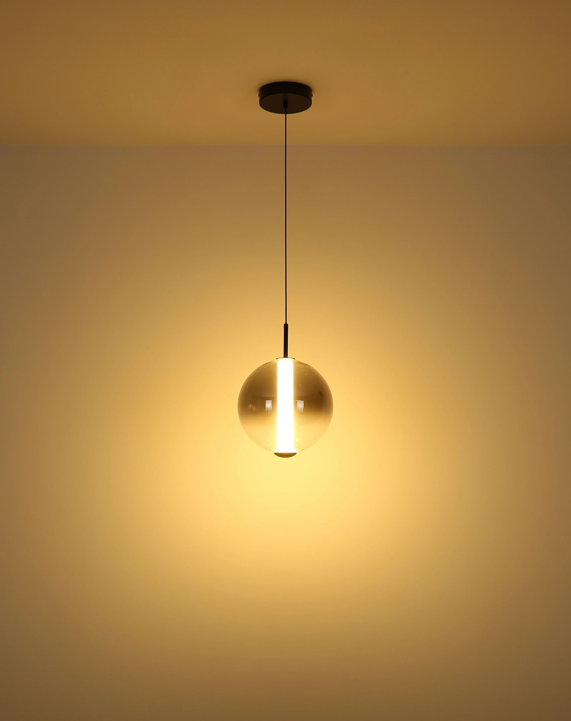 elegante-zwarte-hanglamp-met-glazen-bol-lacy-variant-image3