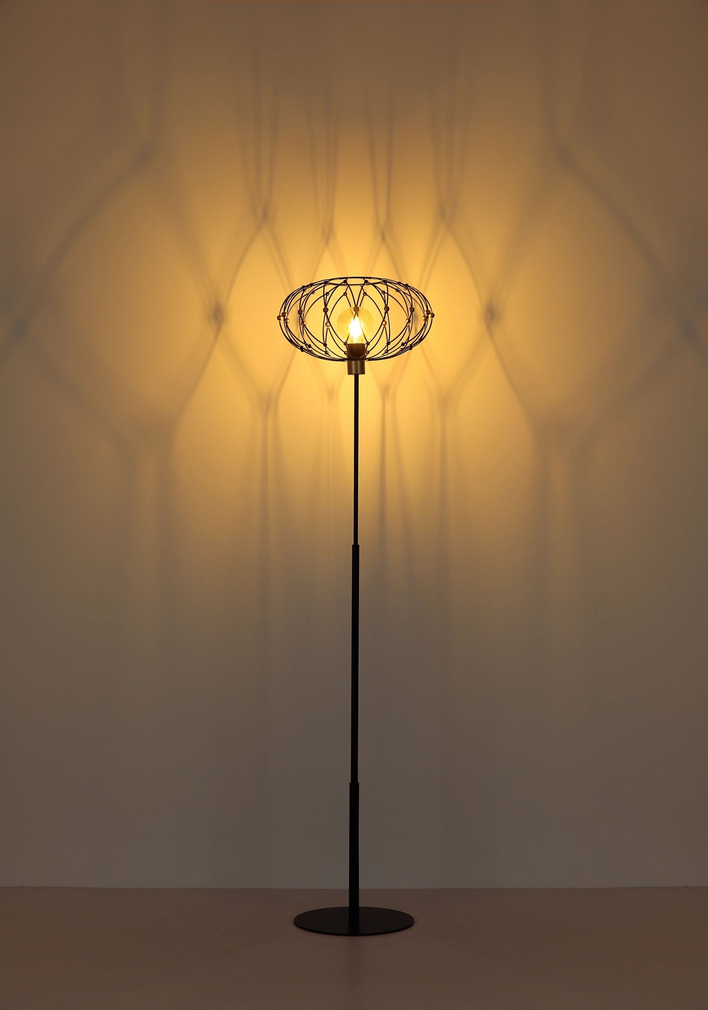 vintage-industriele-vloerlamp-met-gouden-accenten-greys-variant-image4