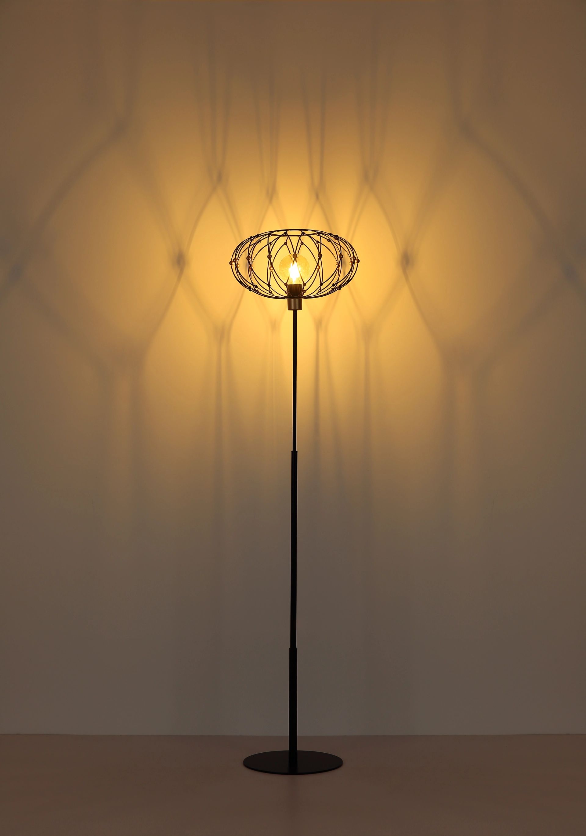 vintage-industriele-vloerlamp-met-gouden-accenten-greys-variant-image4