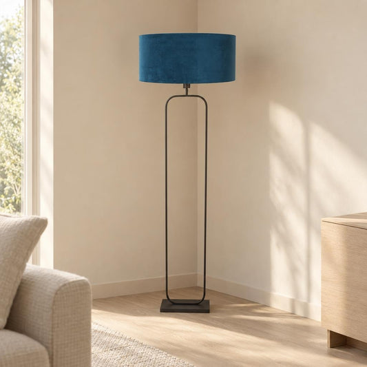 Candeeiro de pé Stang preto com cúpula de veludo azul – fotografia de ambiente