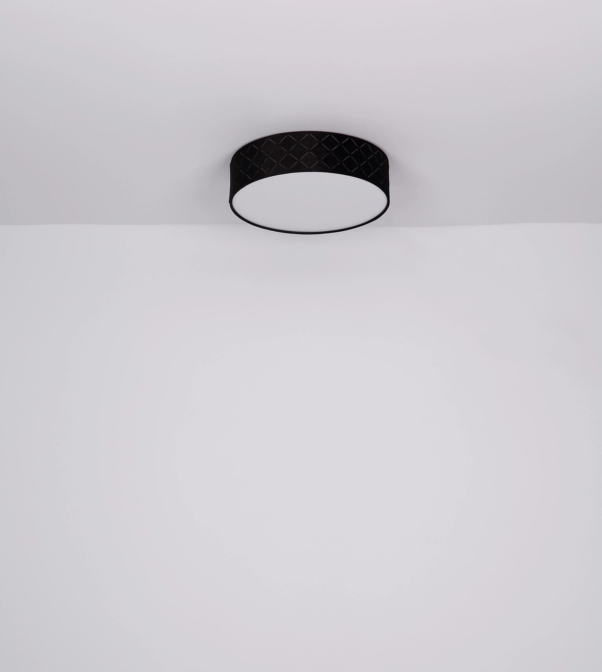 stijvolle-plafondlamp-met-zwarte-kap-varios-variant-image5