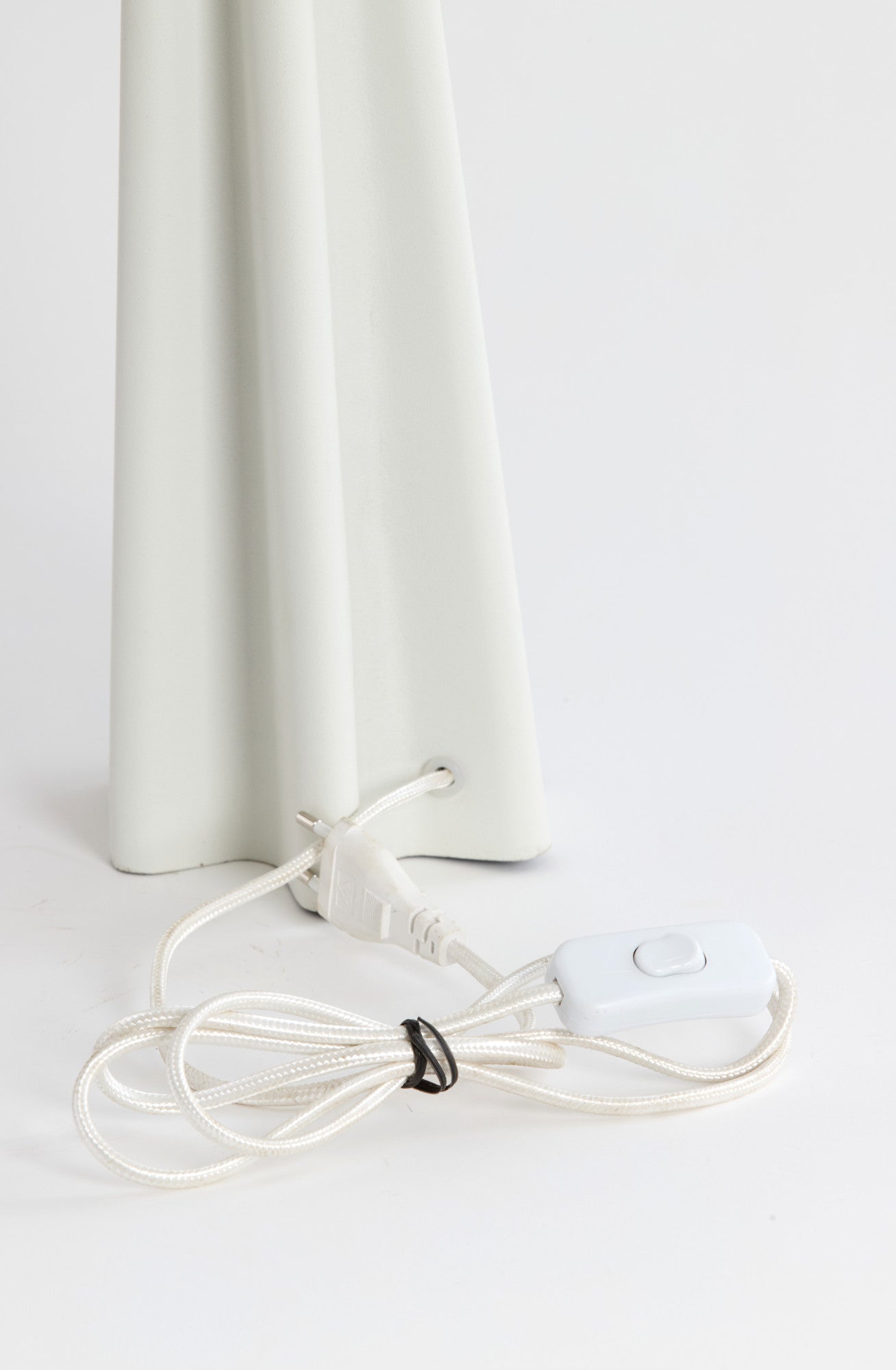 off-white-kegelvormige-tafellamp-light-living-cukai-variant-image5