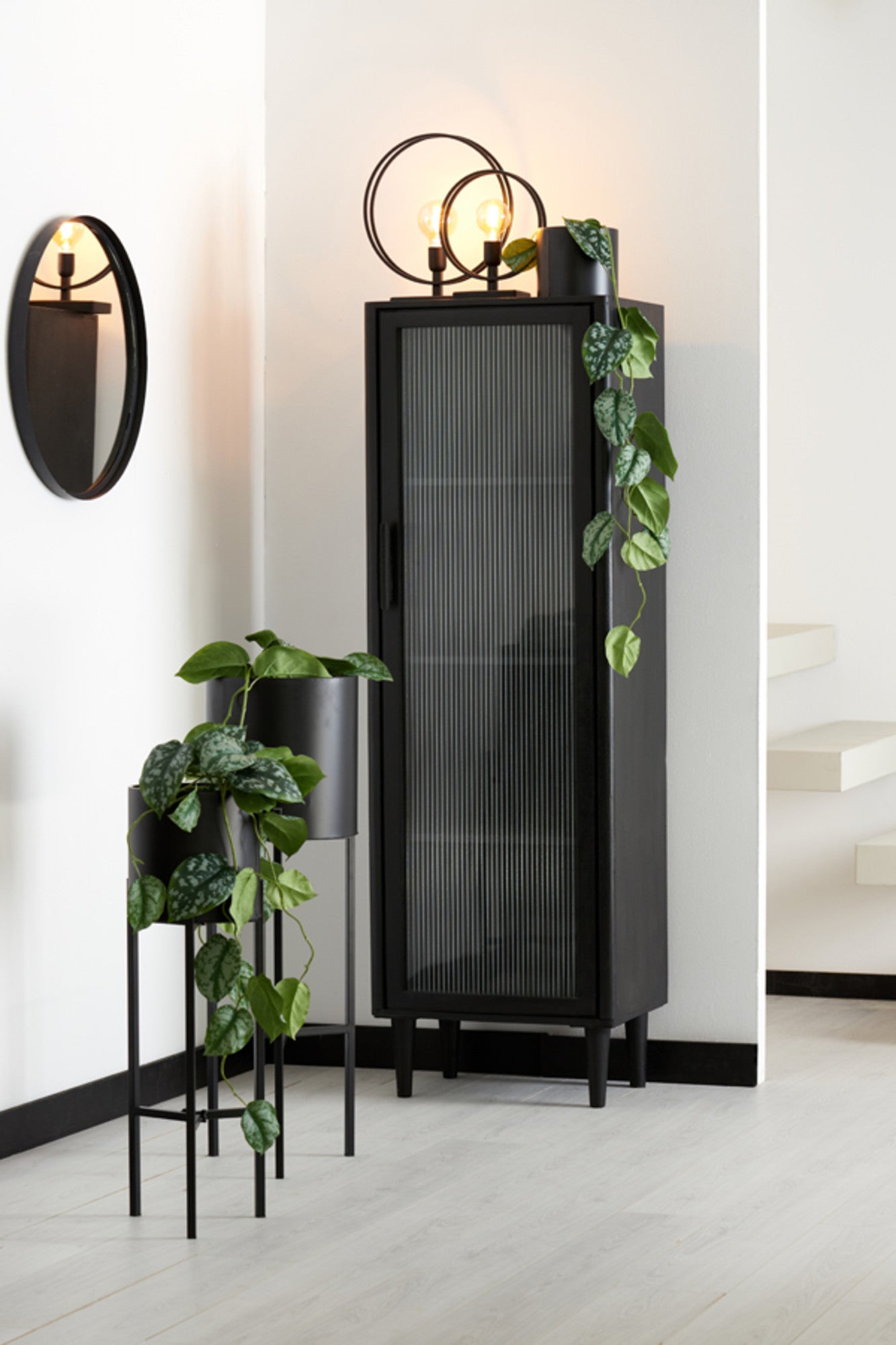 zwarte-metalen-tafellamp-light-living-rudra-variant-image3