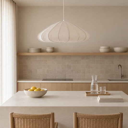 Beige plisseret pendellampe i tekstil Light & Living Cesano – stemningsbillede