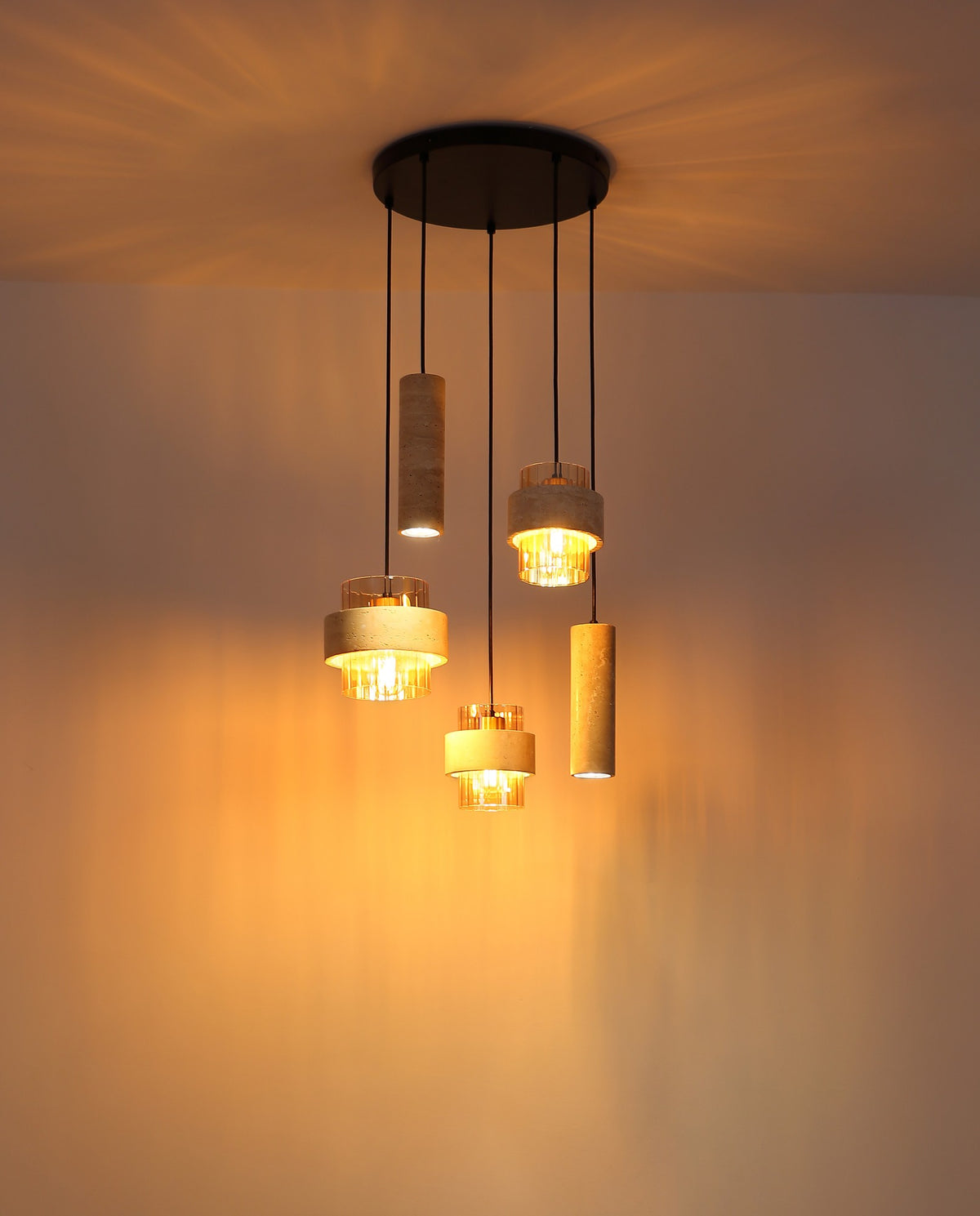 Zwarte metalen hanglamp met stenen kappen en geribbeld amberkleurig glas – afbeelding 2