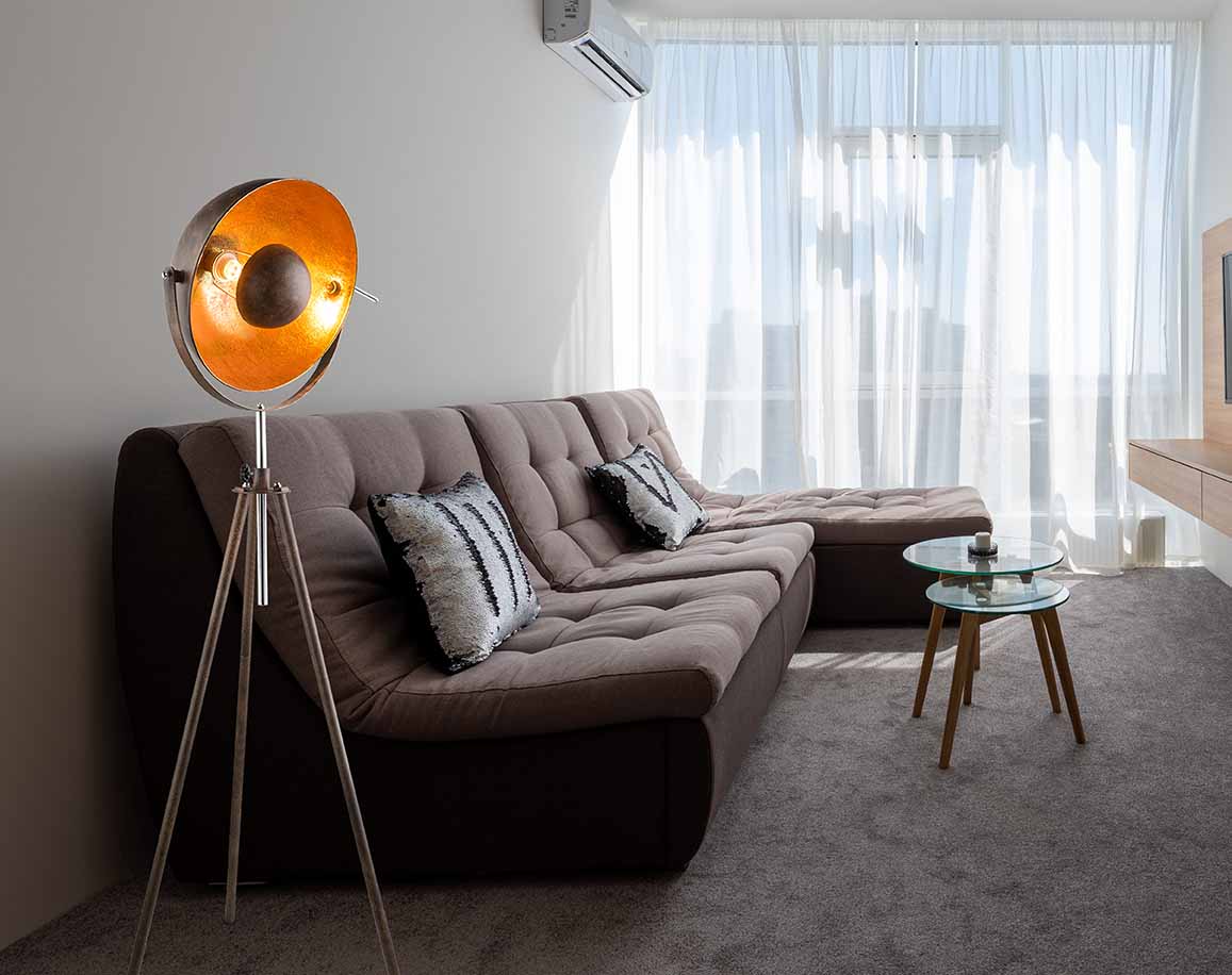 bruine-goudgevoerde-koepelvormige-industriele-vloerlamp-globo-xirena-i-variant-image1