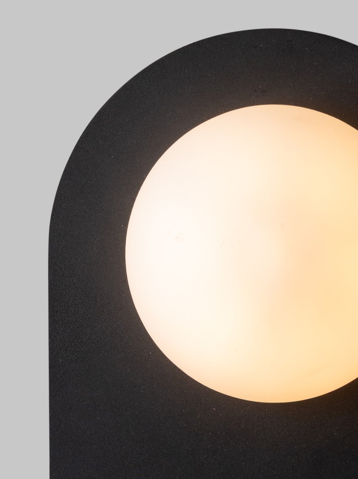 Zwarte metalen wandlamp met glazen bol It's About RoMi Tokyo – afbeelding 5