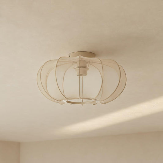 Beige loftslampe i tekstil Light & Living Plumalia – stemningsbillede
