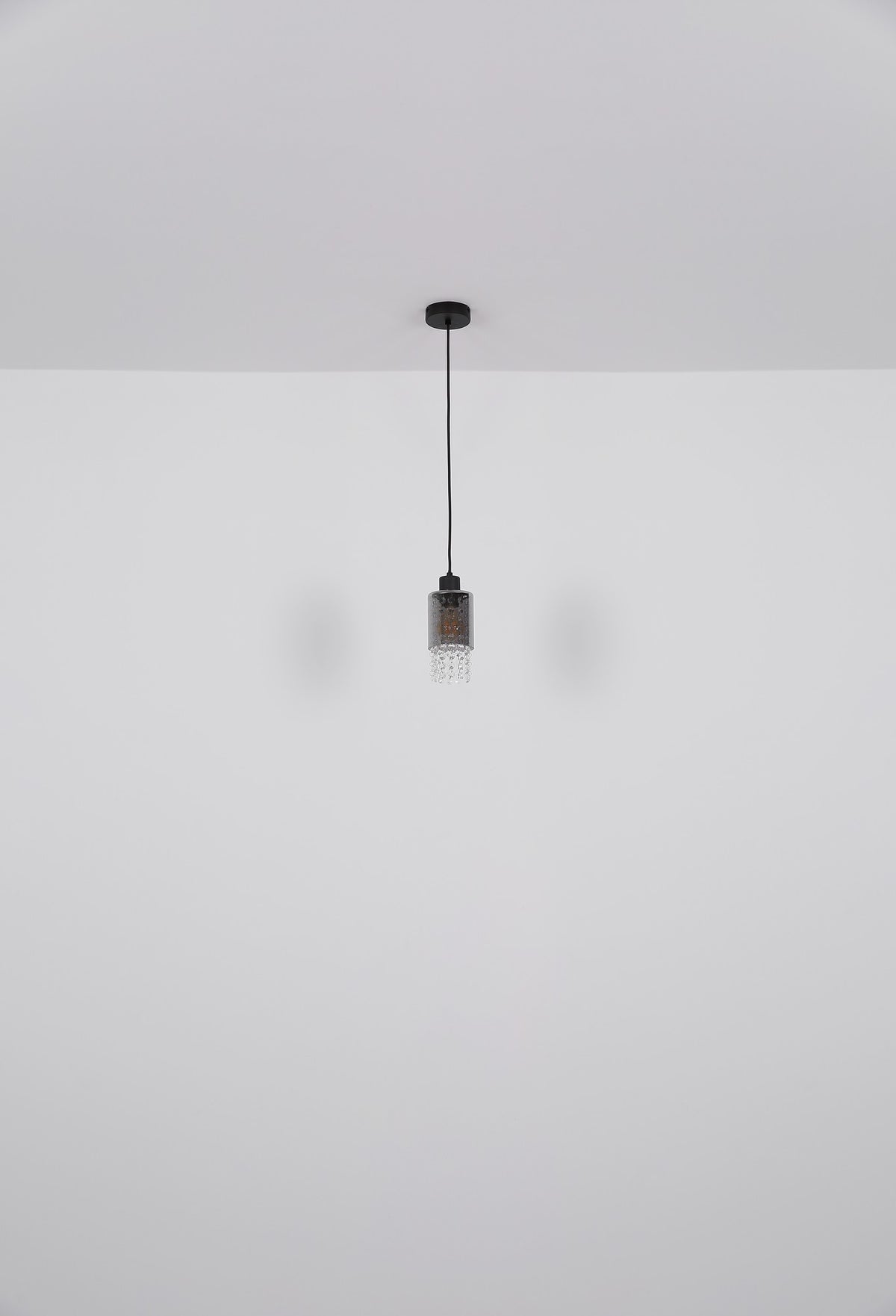 Zwarte metalen plafondlamp met drie rookglazen kokers en kristallen hangers – afbeelding 4
