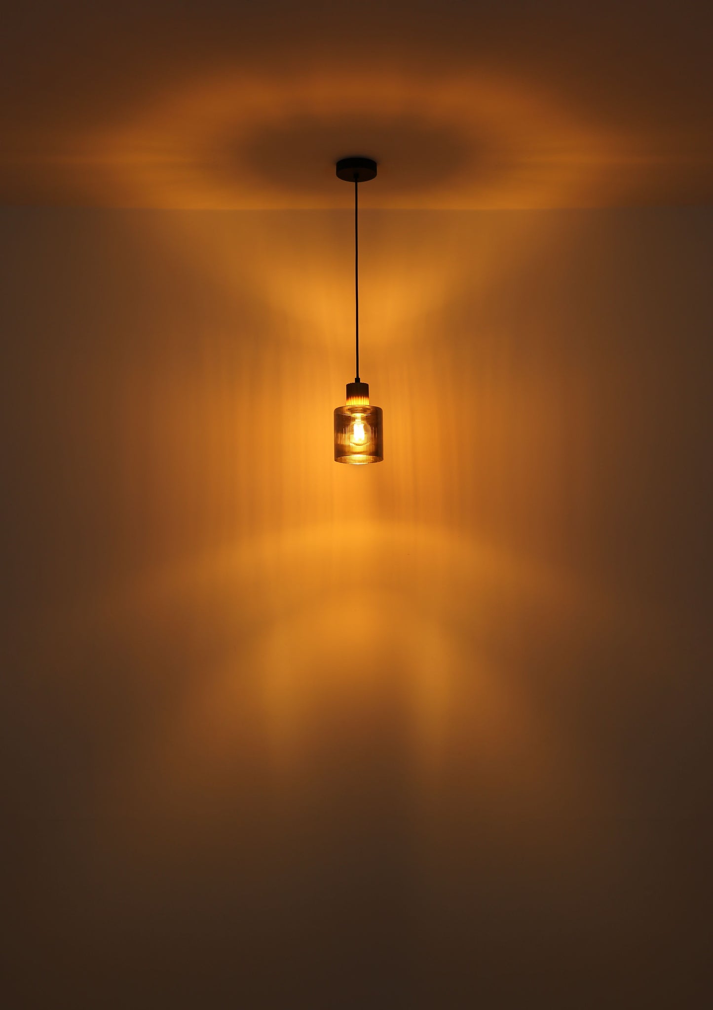 moderne-hanglamp-met-houten-accenten-aleidis-variant-image3