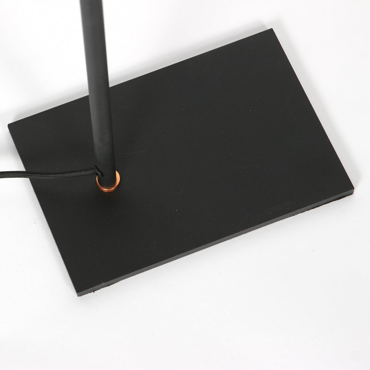 minimalistische-zwarte-leeslamp-met-gouden-details-mexlite-downlume-variant-image6