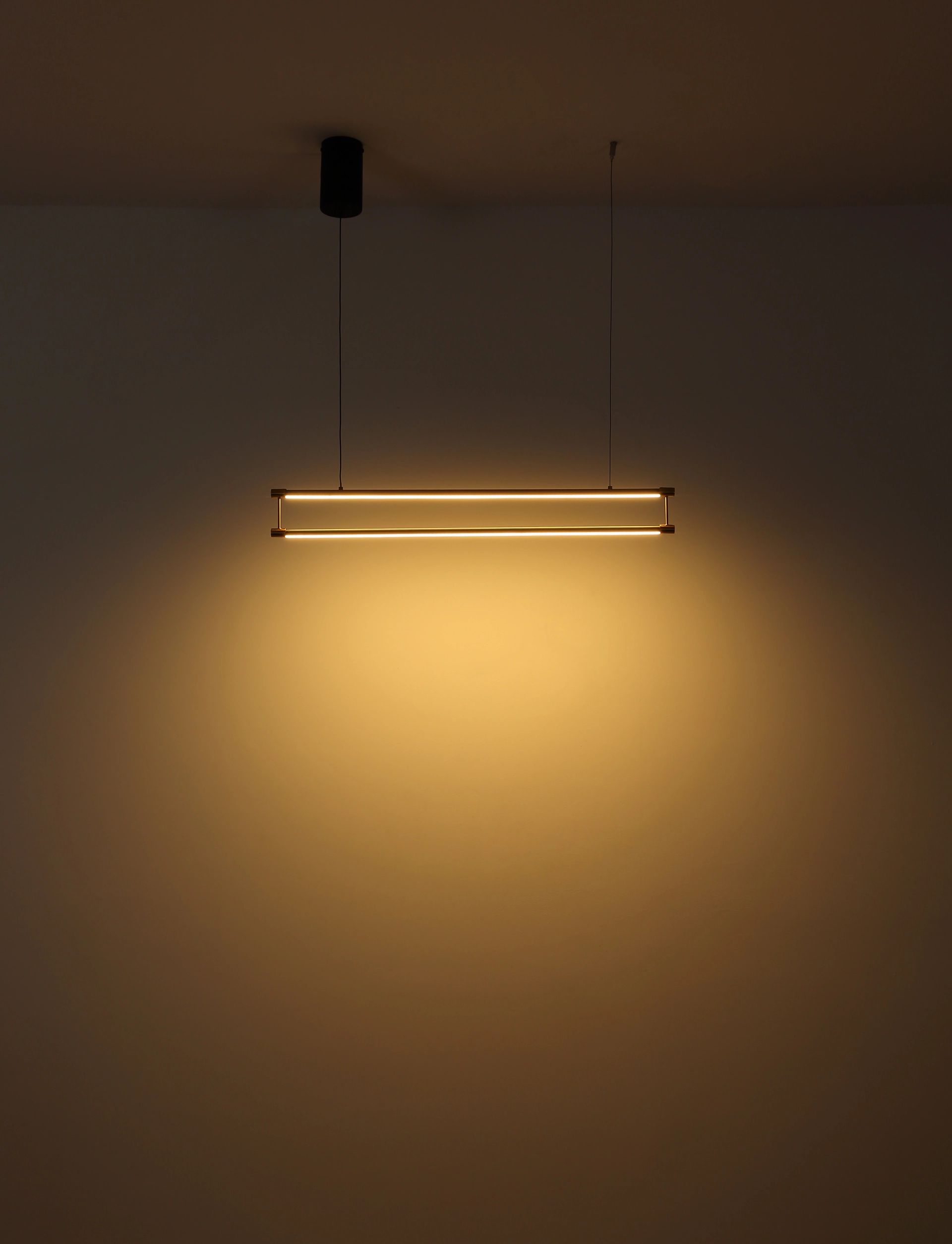 moderne-hanglamp-zwart-met-gouden-details-kayson-variant-image4