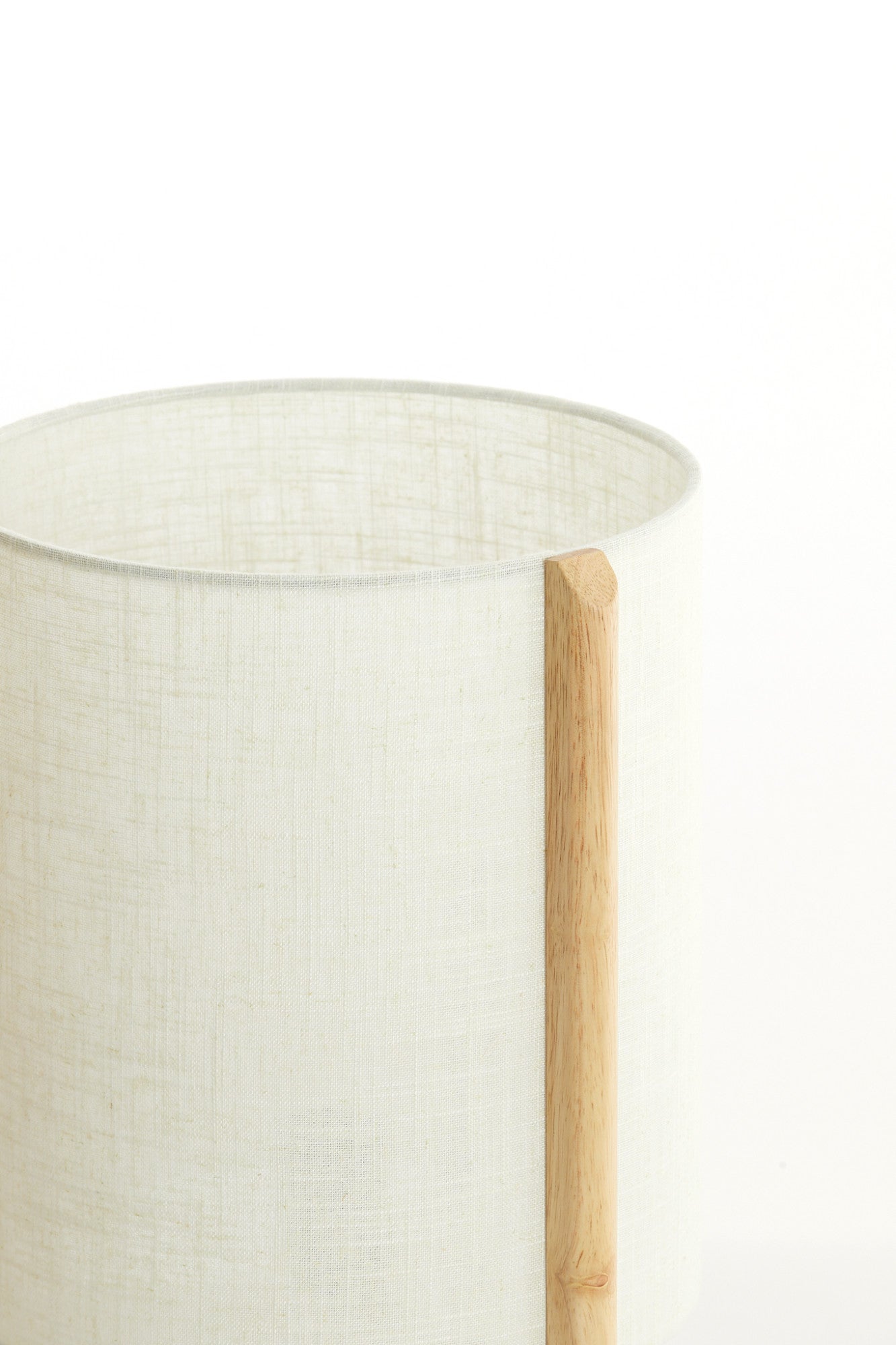 houten-tafellampje-met-stoffen-lampenkap-in-beige-light-living-litto-variant-image5