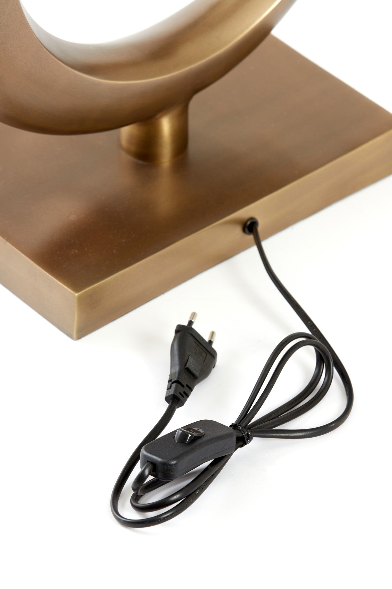 gouden-ringvormige-lampenvoet-light-living-lune-variant-image7