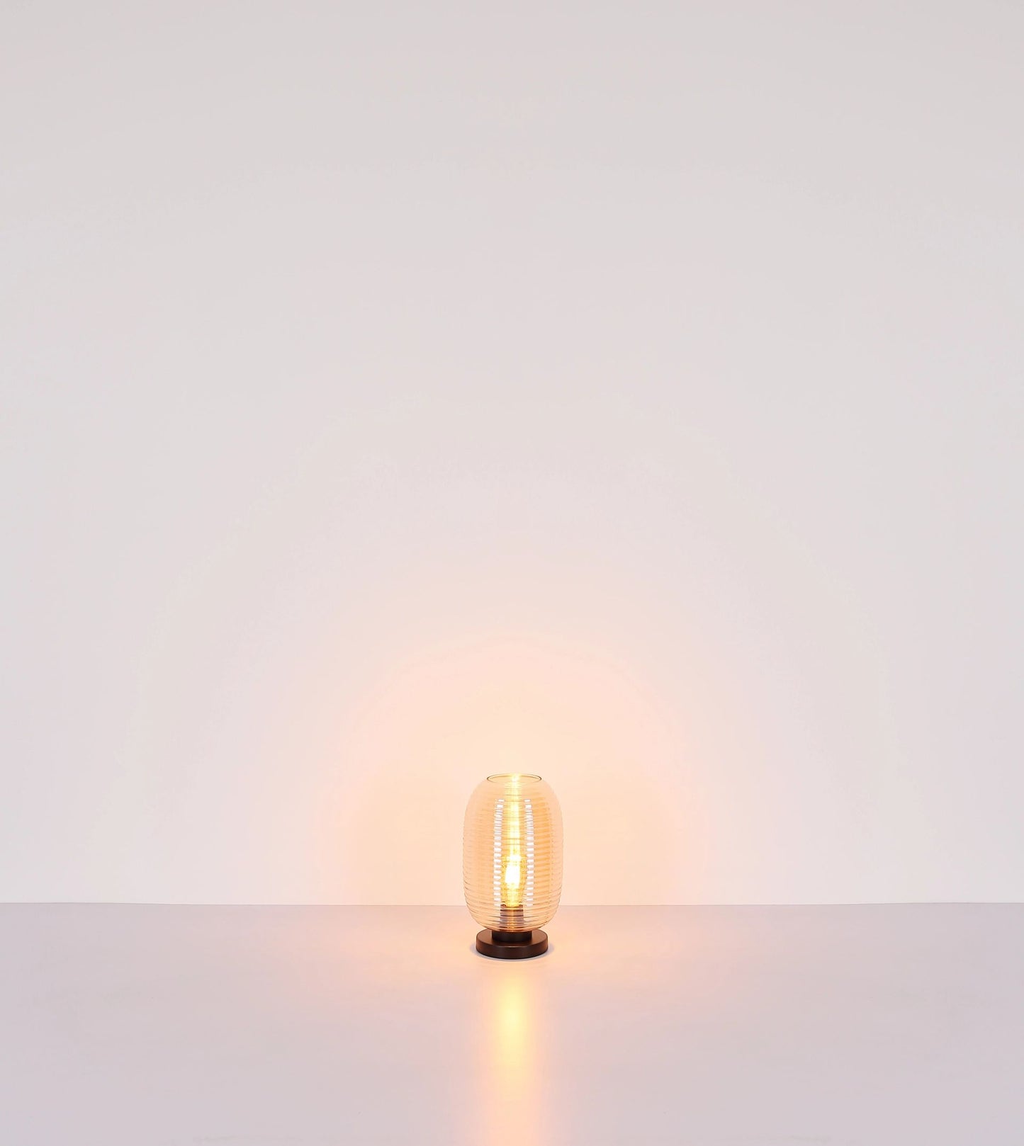 moderne-amberkleurige-tafellamp-met-kunstzinnige-groeven-jefrey-variant-image4