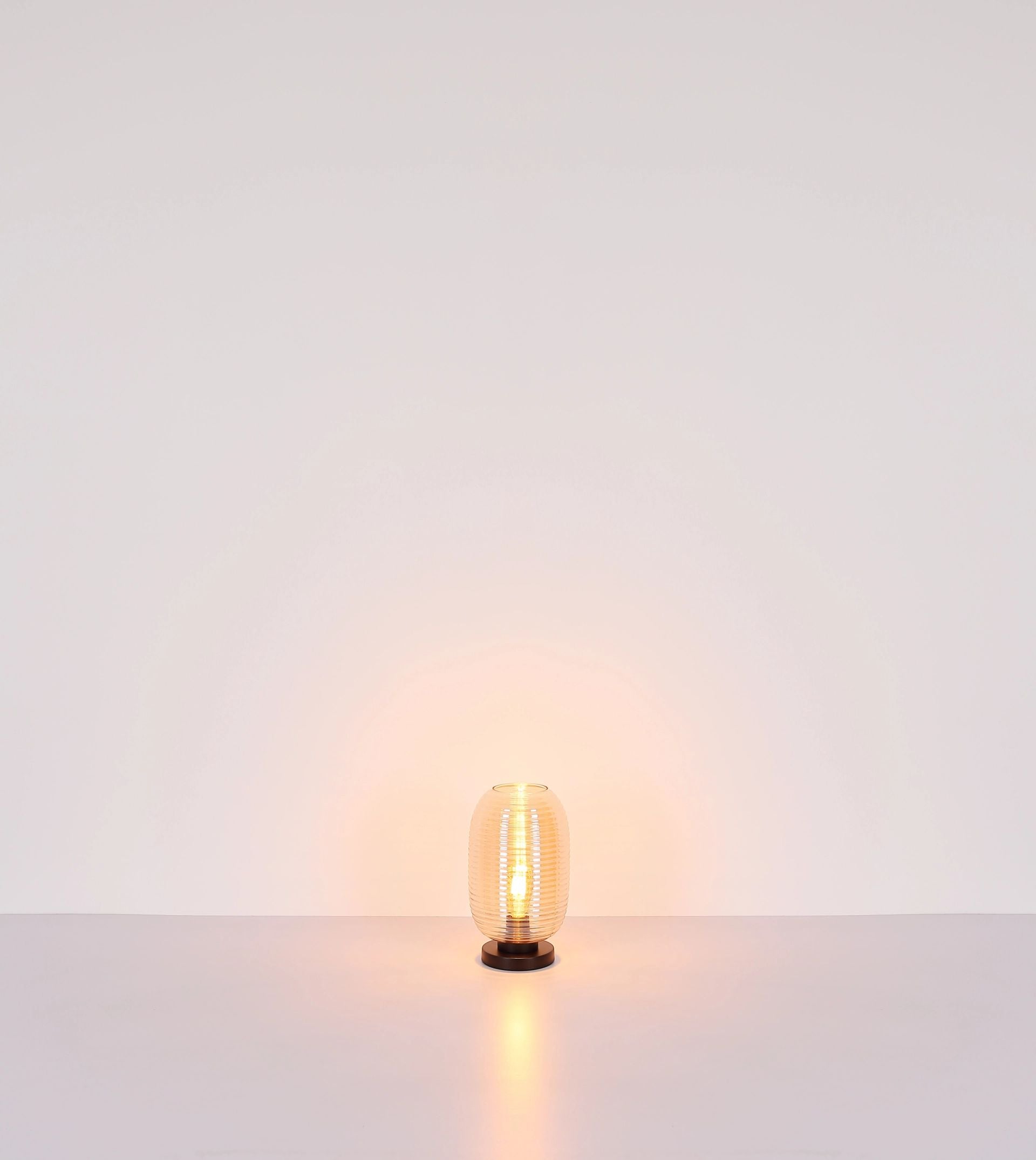 moderne-amberkleurige-tafellamp-met-kunstzinnige-groeven-jefrey-variant-image4