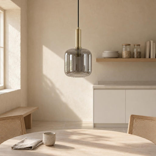 Lampada a sospensione in vetro con attacco dorato Light & Living Lekar – foto d'ambiente