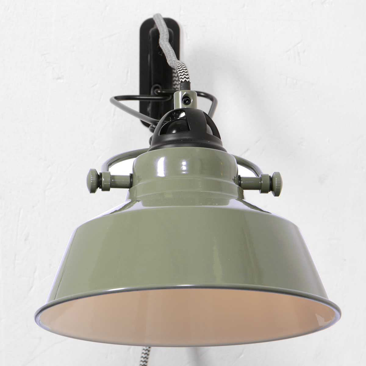 industriele-wandlamp-groen-metaal-mexlite-nove-variant-image5