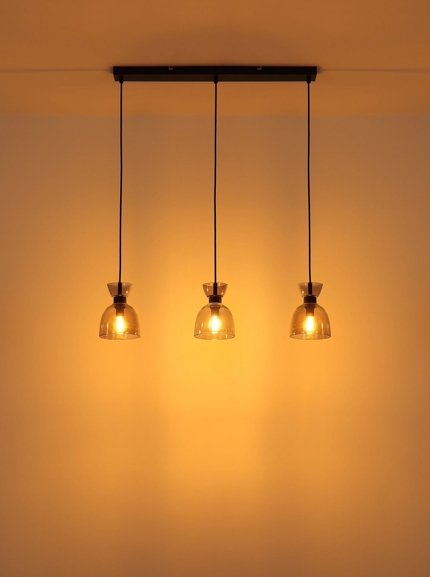 moderne-hanglamp-van-matzwart-metaal-en-rookglas-massey-variant-image4