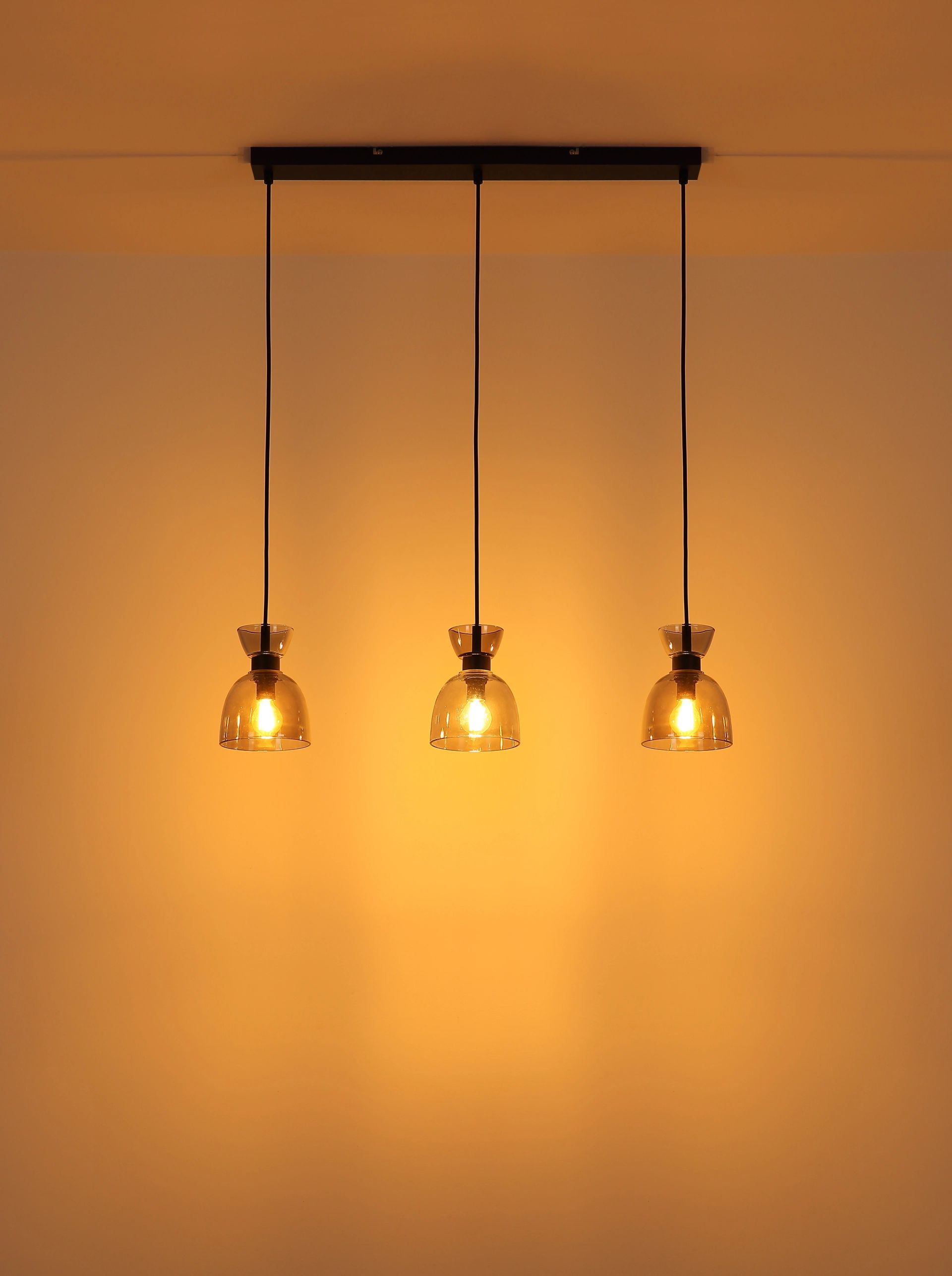 moderne-hanglamp-van-matzwart-metaal-en-rookglas-massey-variant-image4