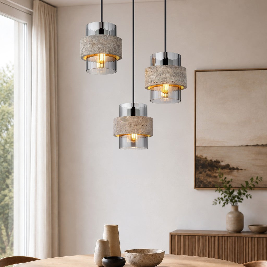 zwarte metalen hanglamp met drie rookglazen kokers en stenen ringen – sfeerbeeld
