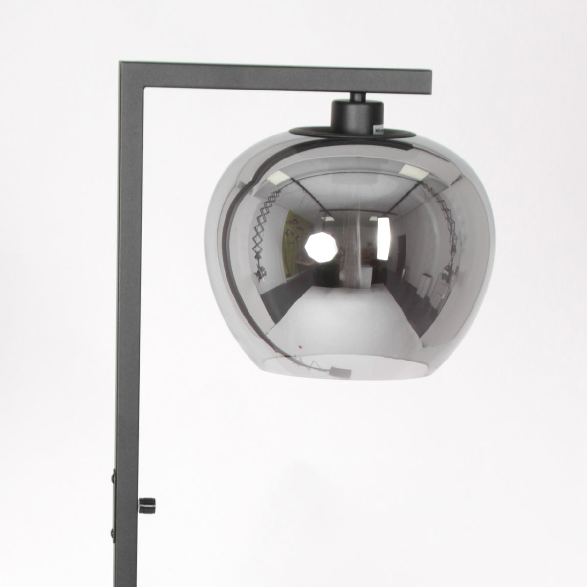 industriele-zwarte-vloerlamp-rookglazen-bol-steinhauer-stang-variant-image4
