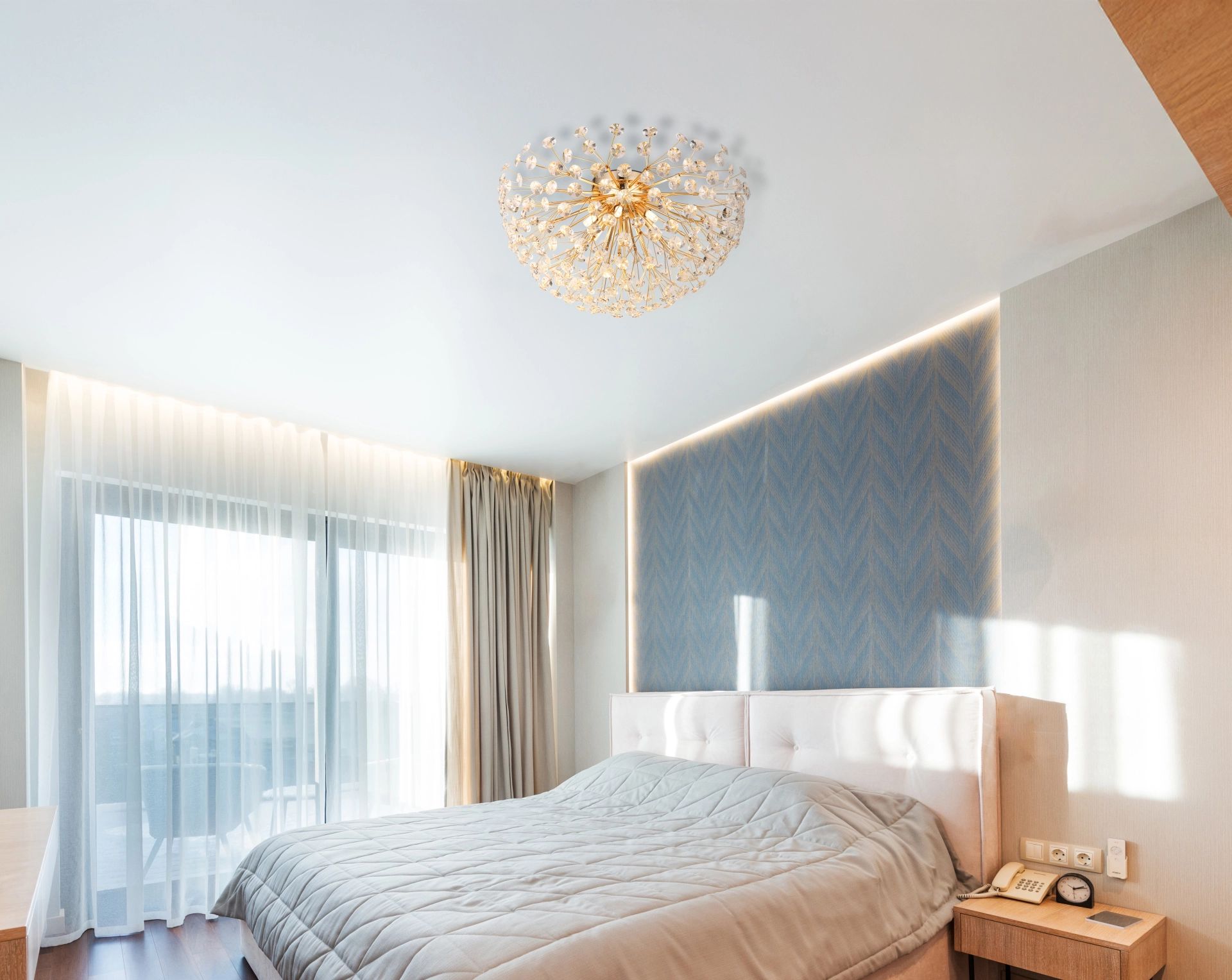 elegante-plafondlamp-met-gouden-afwerking-en-kristallen-katrina-variant-image5