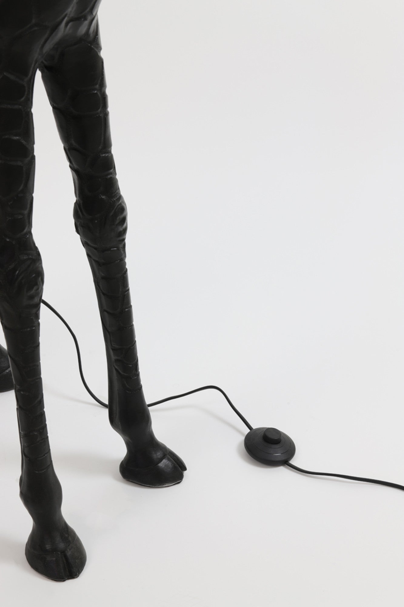 zwarte-grote-giraffe-vloerlamp-light-living-giraffe-variant-image7