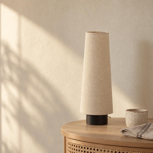 Lampada da tavolo effetto lino Howie di Light & Living – foto d'ambiente