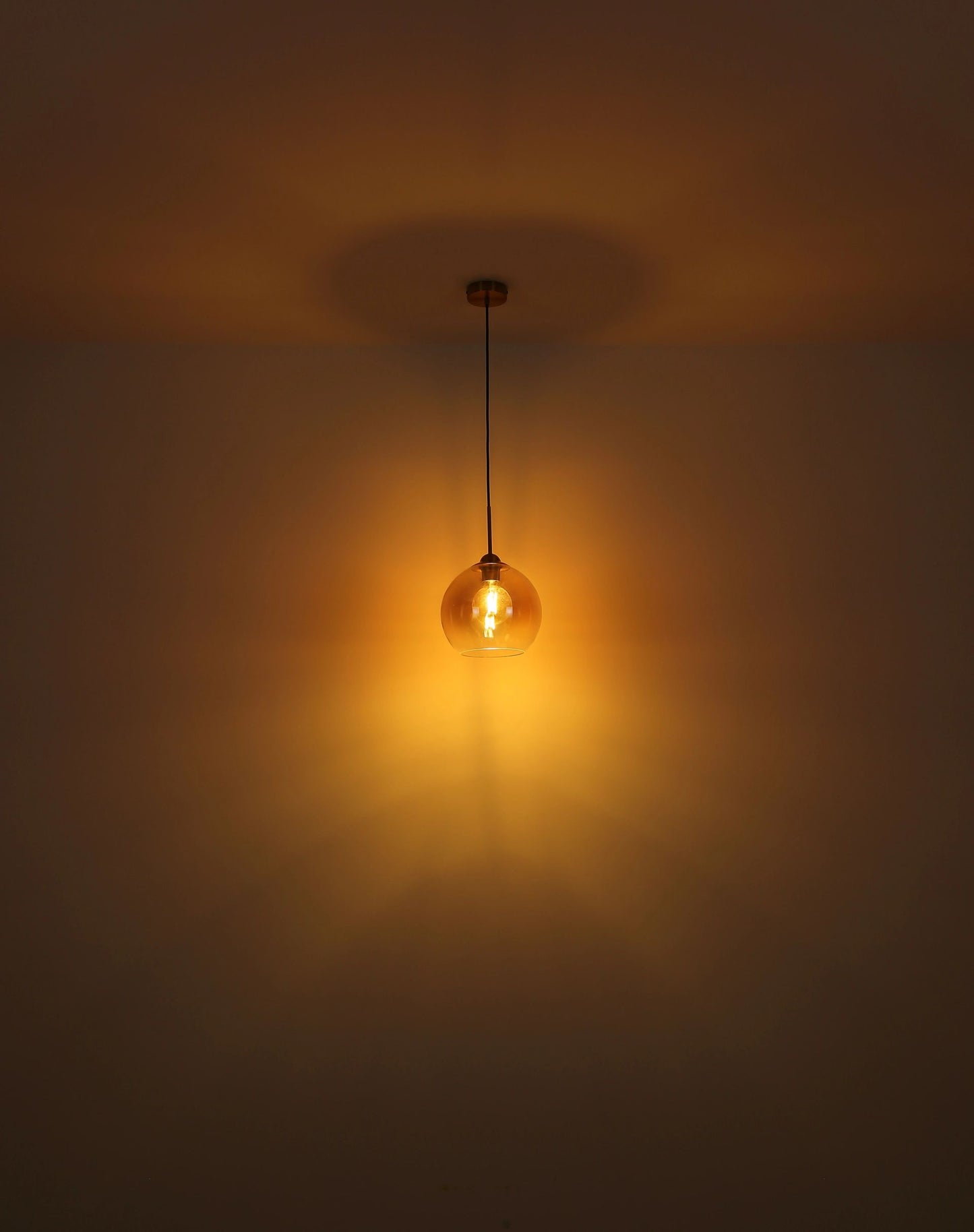 elegante-hanglamp-met-amberkleurige-glazen-kap-jamessa-variant-image3