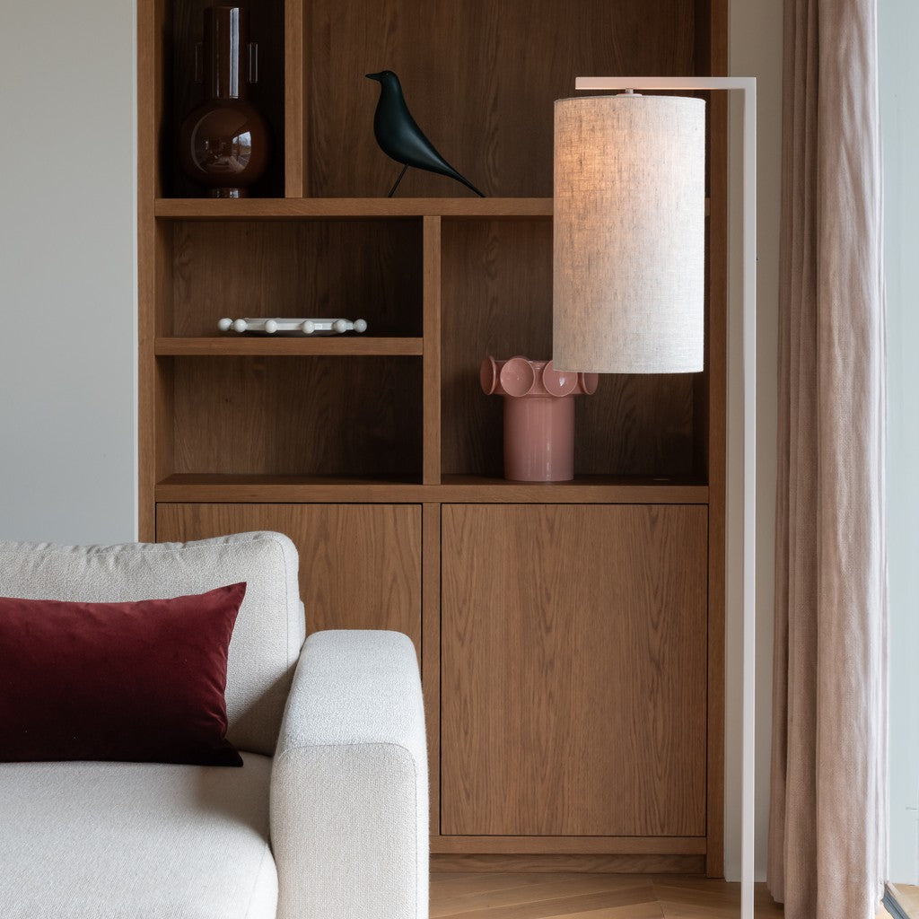 Lampada da terra in lino beige e naturale It's About RoMi Boston – foto d'ambiente