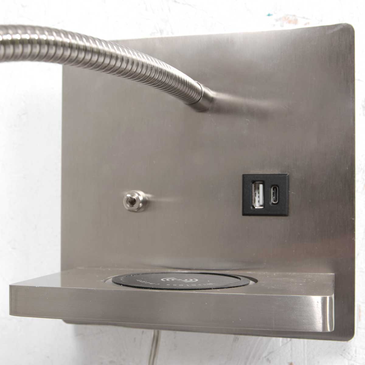 staalkleurige-wandlamp-verstelbaar-met-draadloze-telefoonlader-mexlite-upround-variant-image6