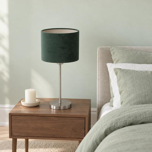 Lampada da tavolo Noor Mexlite verde con paralume in velluto – foto d'ambiente