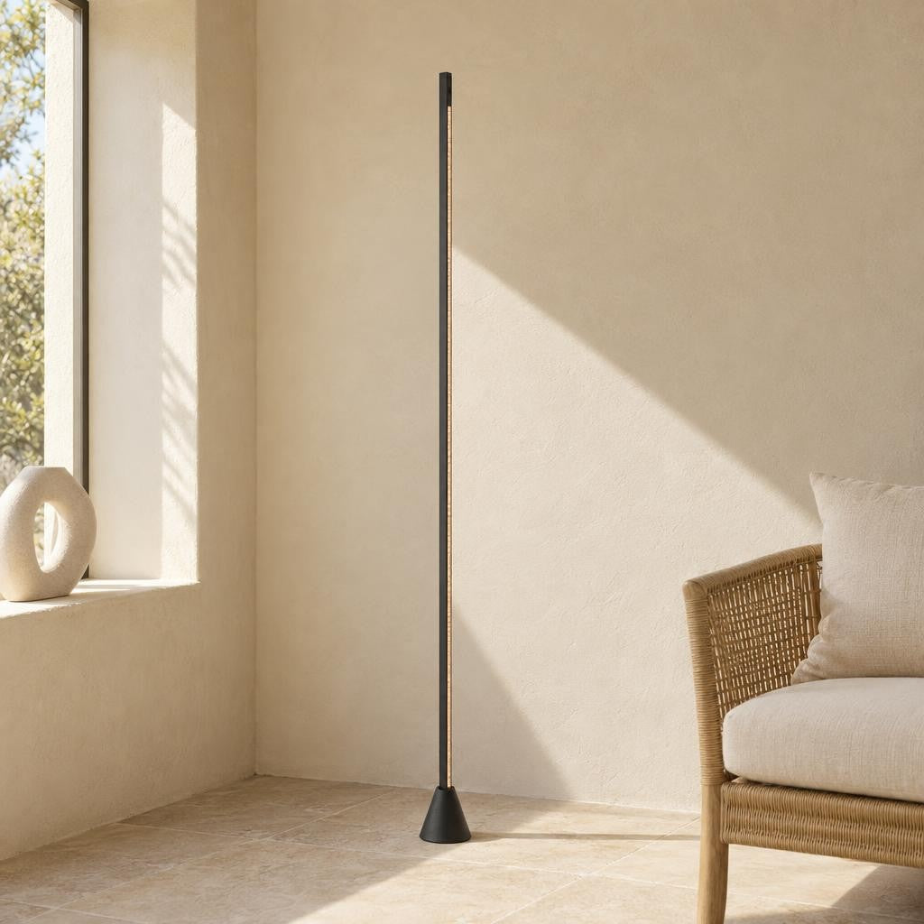 zwarte-minimalistische-vloerlamp-met-sensordimmer-steinhauer-luzhaz-ai-sfeer_image