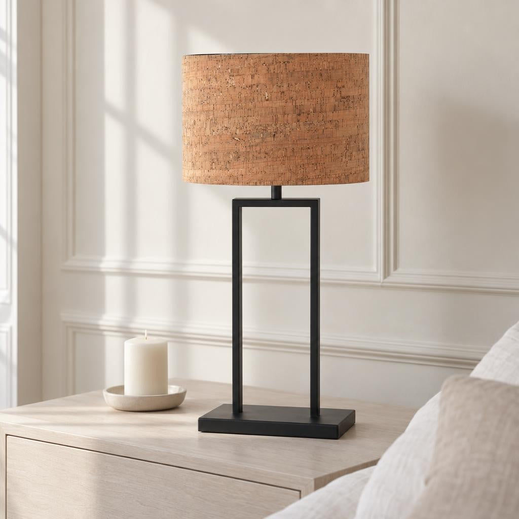 Černá stolní lampa Steinhauer Stang s korkovým stínidlem – fotografie v interiéru