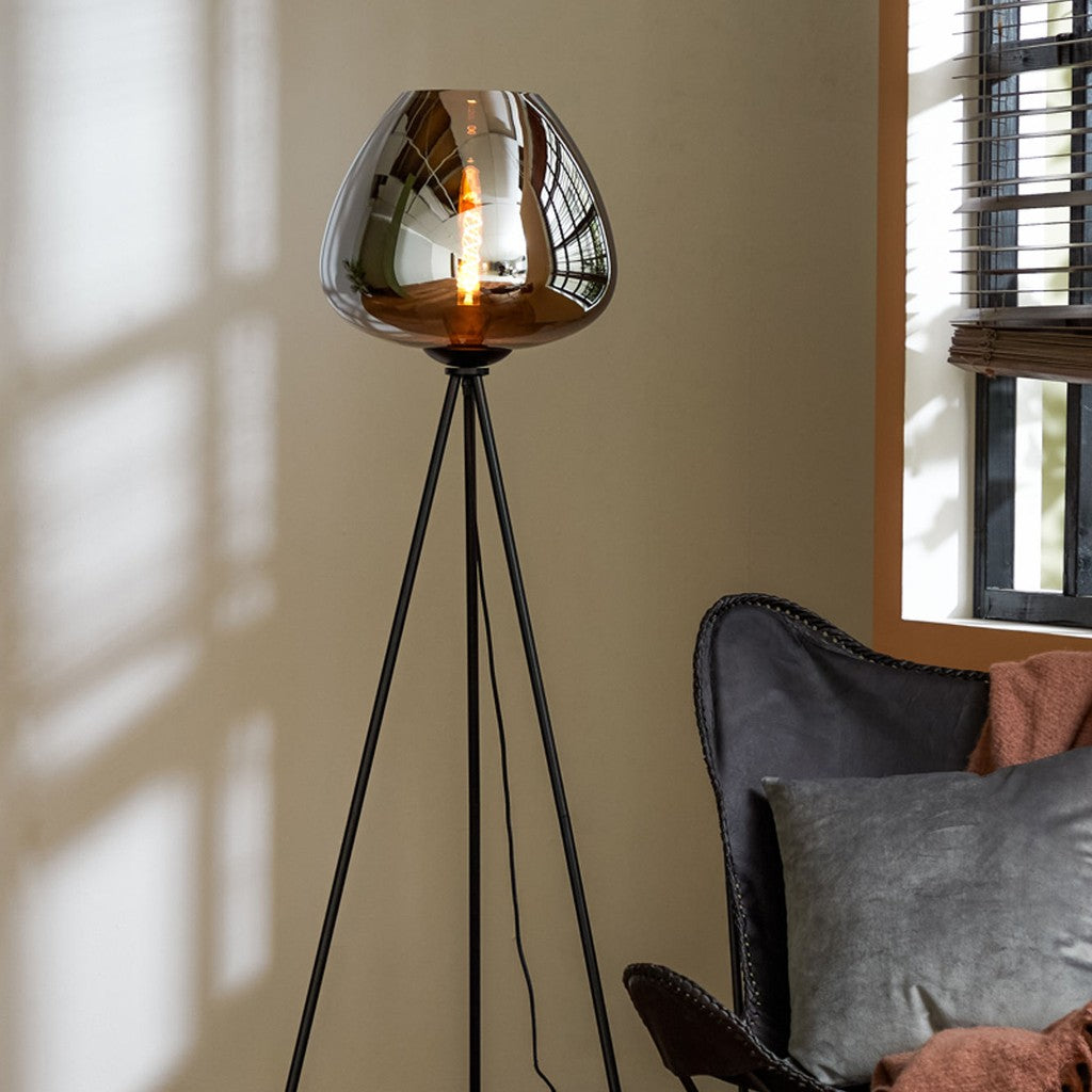 zwarte-vloerlamp-modern-met-glazen-bol-light-living-mayson-ai-sfeer_image
