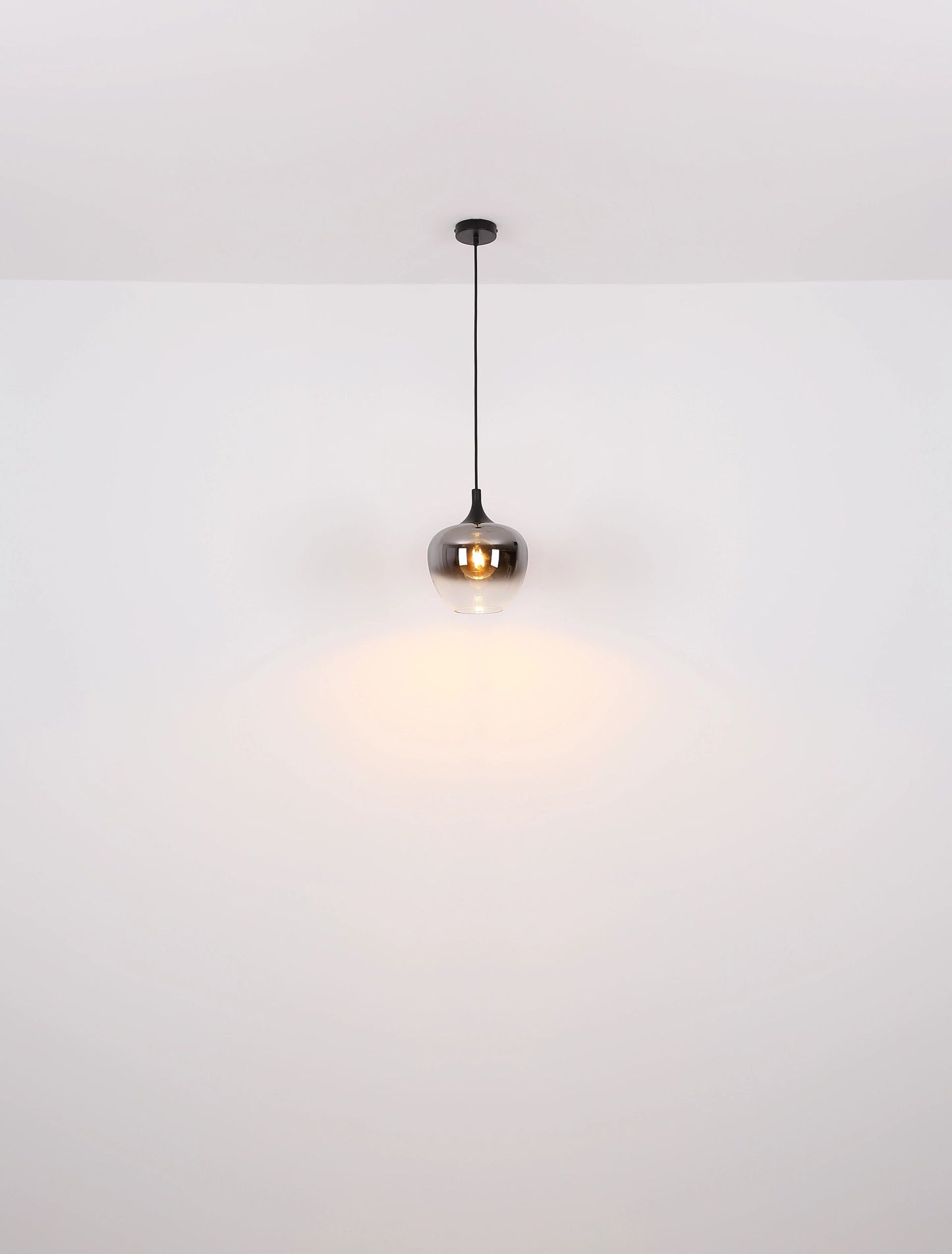 elegante-rookglazen-pendant-lamp-voor-sfeervolle-ambiance-maxy-variant-image4