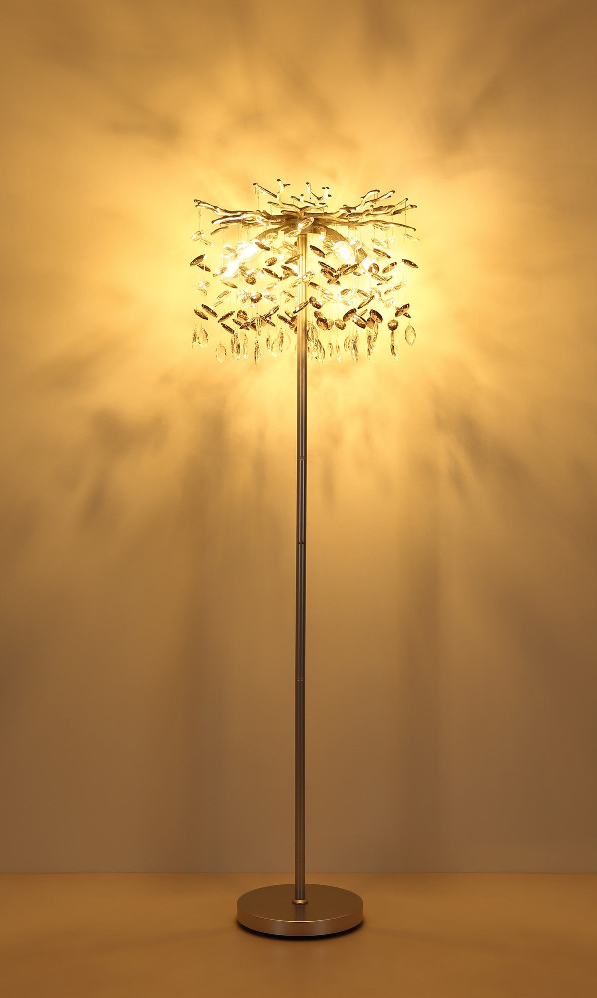 Zilveren metalen vloerlamp met vertakte kap en glazen hangers – afbeelding 5