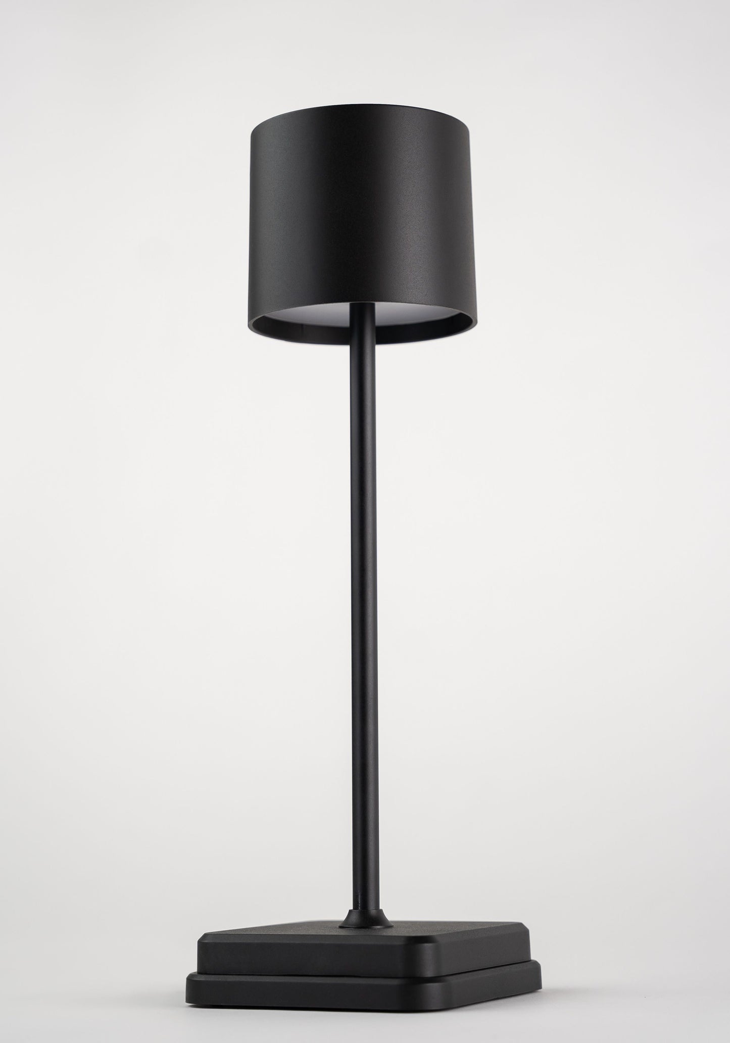 moderne-metalen-tafellamp-met-stijlvolle-kap-lenn-variant-image1