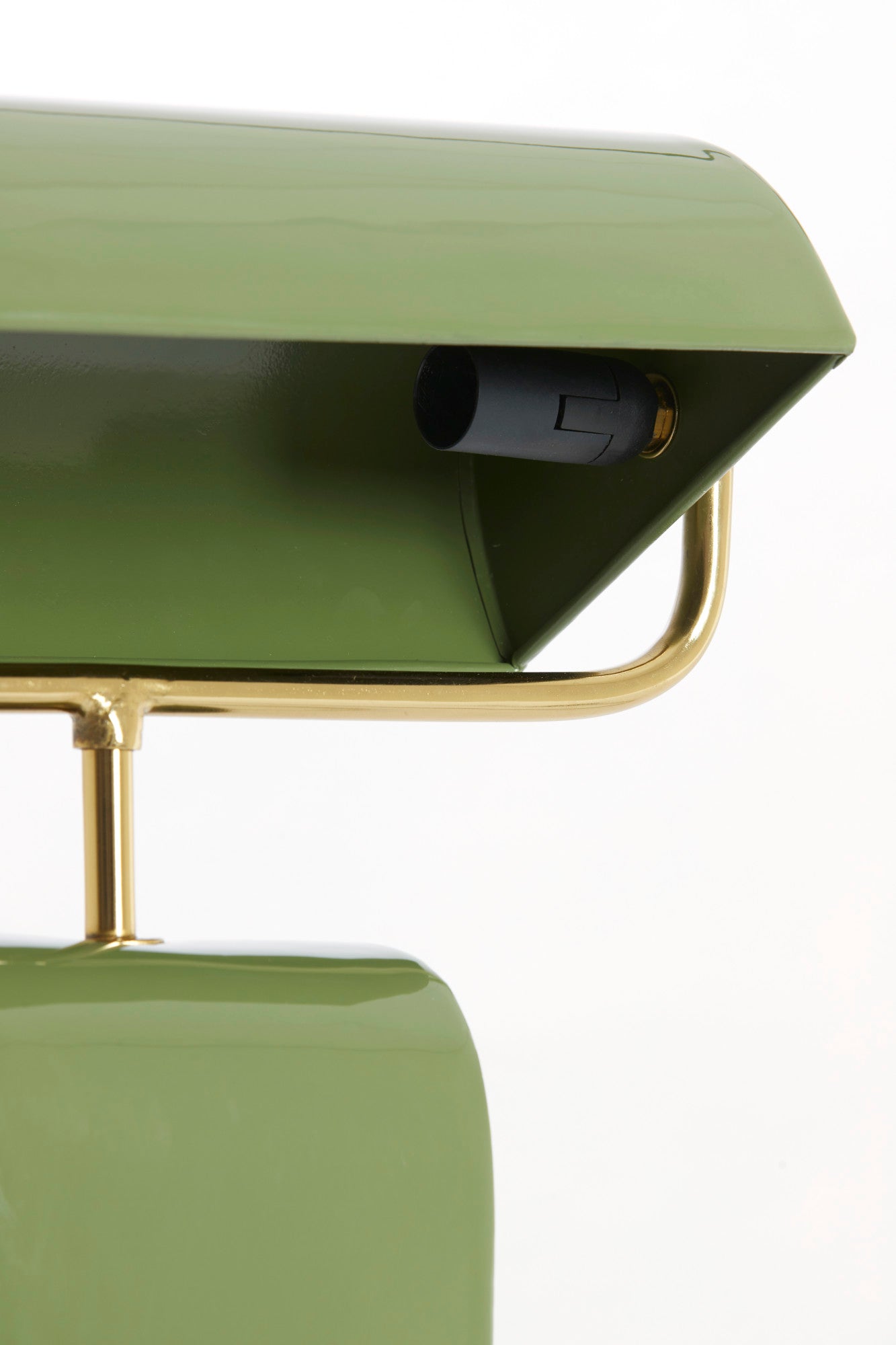 speelse-tafellamp-in-lichtgroen-met-gouden-details-light-living-cardona-variant-image5