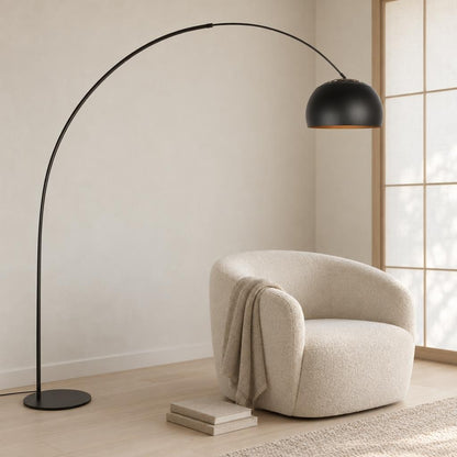 Čierna oblúková lampa Anne Lighting Curve – fotografia v interiéri