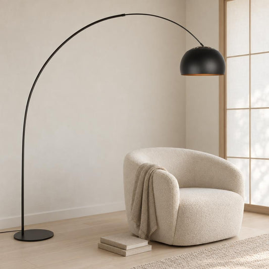 Anne Lighting Curve must kaarlamp kuldse siseosaga – interjööripilt