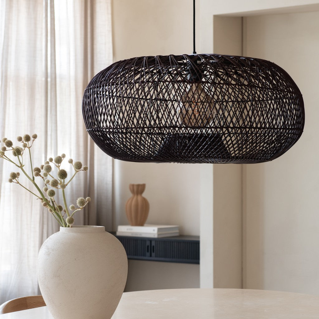 Bordeauxrode rotan hanglamp met vlechtwerk GOOD&MOJO Arizona – sfeerbeeld